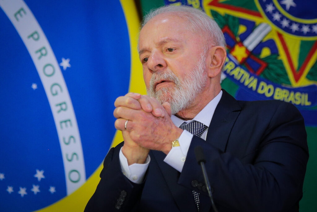 Governo Lula Enxerga Blefe em Tarifa de Trump e Espera Recuo Imagem do artigo