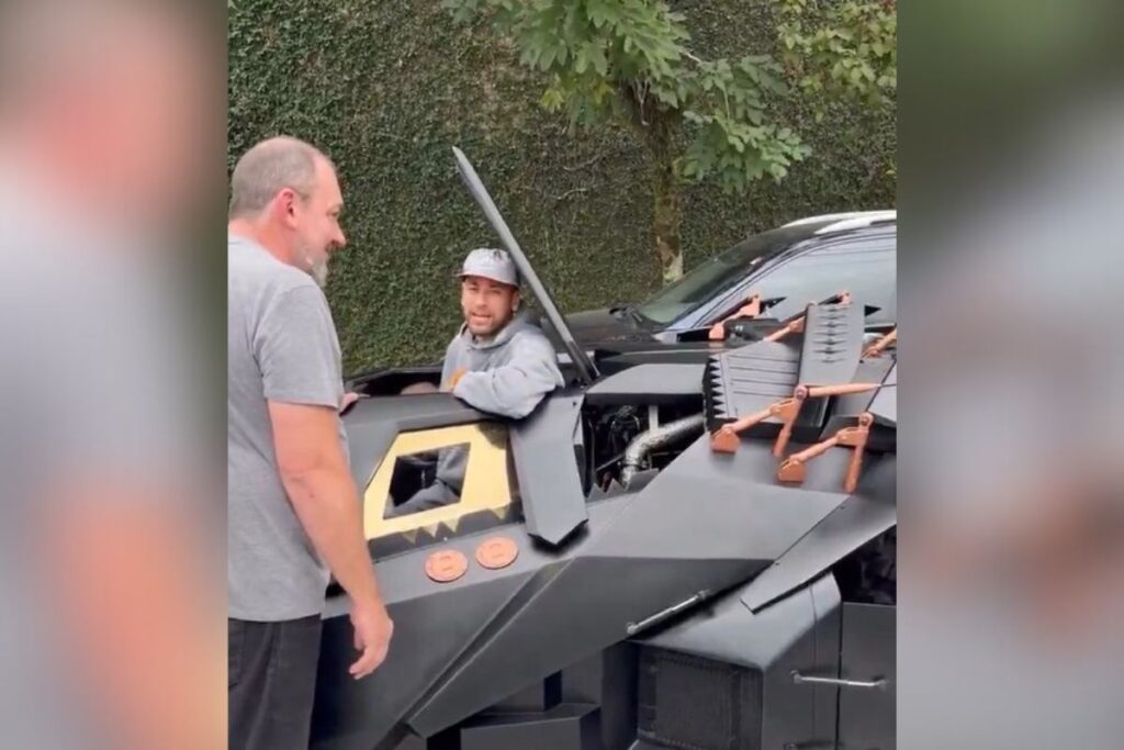 Neymar Apresenta Batmóvel Comprado por Mais de R$ 8 Milhões Imagem do artigo