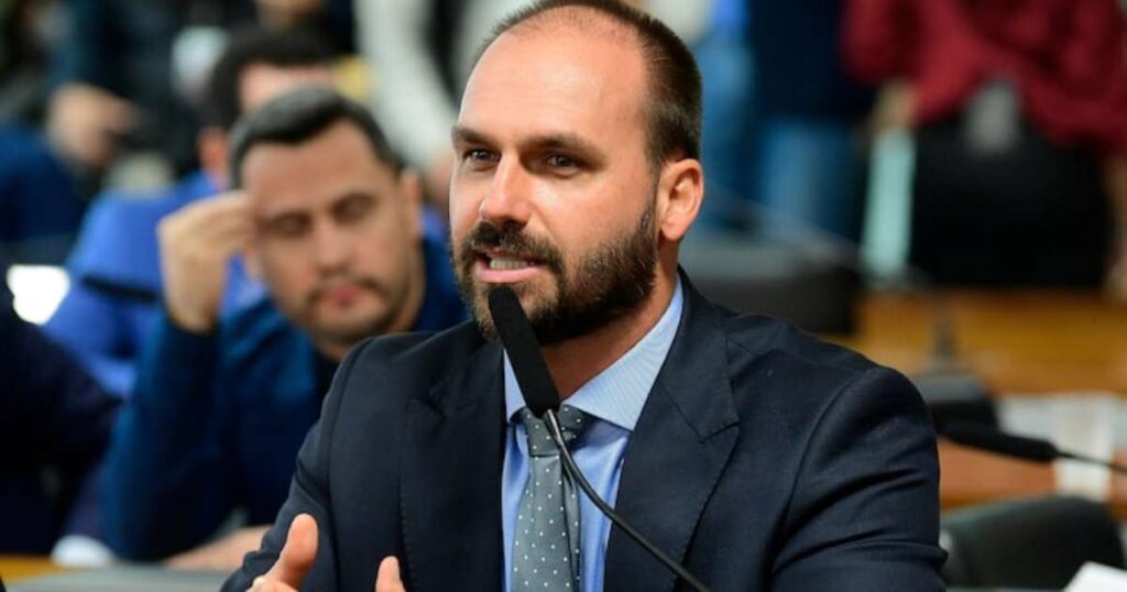Eduardo Bolsonaro Critica Comitiva do Senado e Afirma: ‘Trabalho para que não encontrem diálogo’ Imagem do artigo