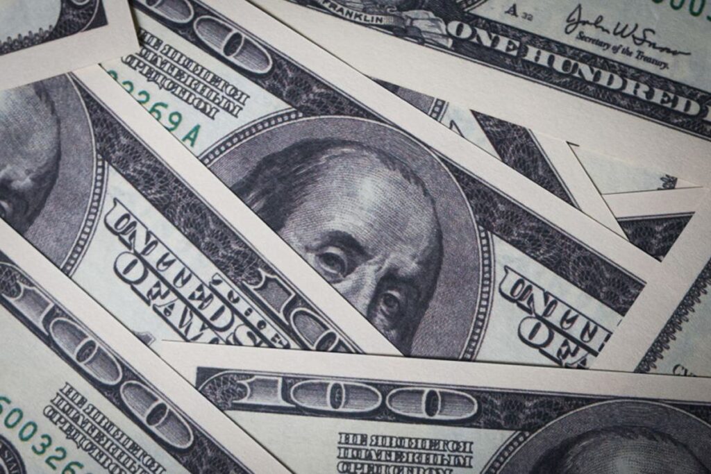 Mercados em baixa: Dólar sobe e Ibovespa recua após aprovação de Lula e tarifaço Imagem do artigo