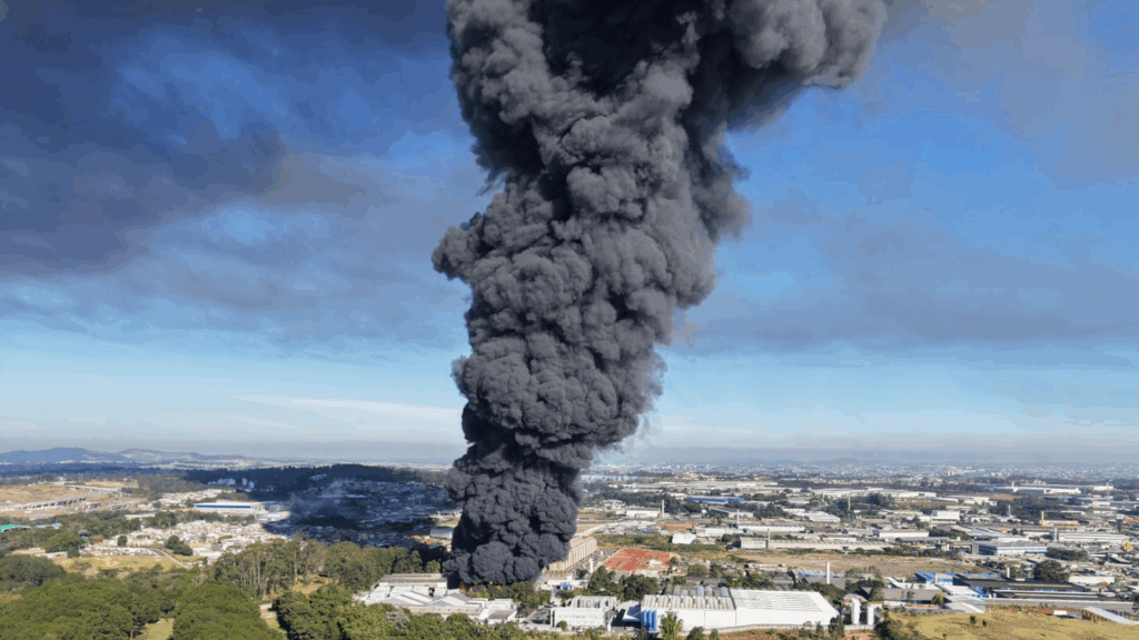 Incêndio de Grandes Proporções em Indústria de Guarulhos Desafia Equipes de Bombeiros Imagem do artigo