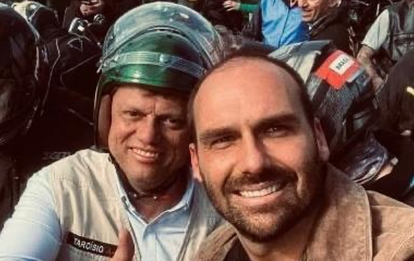 Tarcísio de Freitas desagrada Eduardo Bolsonaro ao se encontrar com embaixada dos EUA Imagem do artigo