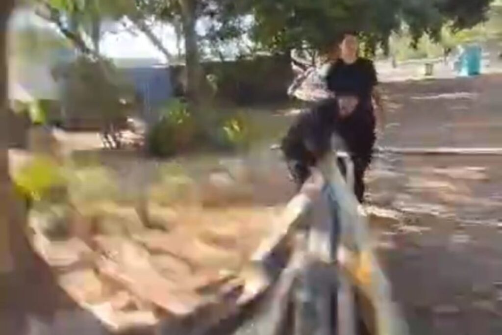 Vídeo: Homem Puxa Lona e Causa Fratura em Pulso de Mulher no Eixão Imagem do artigo
