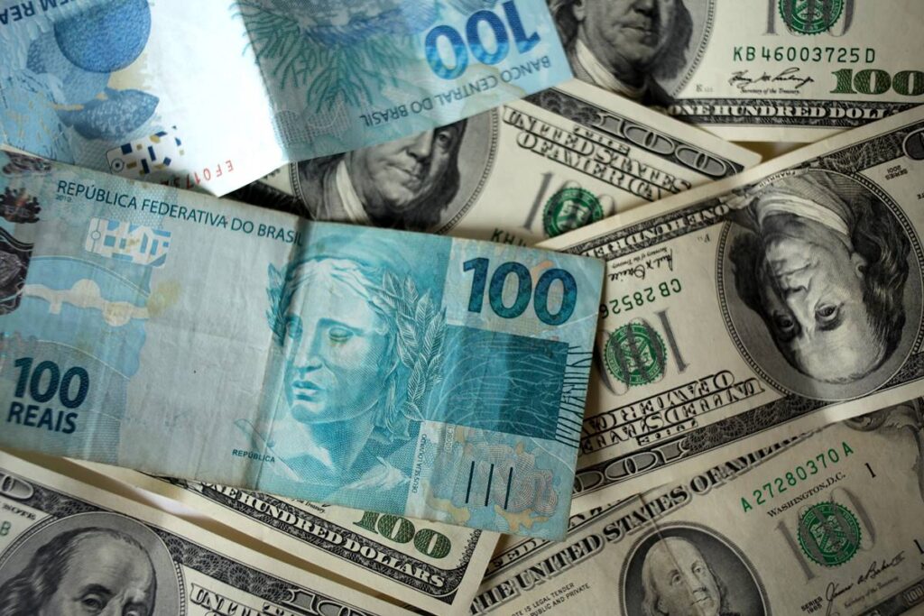 Dólar e Ibovespa Caem com Novas Tarifas de Trump e Varejo Abaixo do Esperado Imagem do artigo
