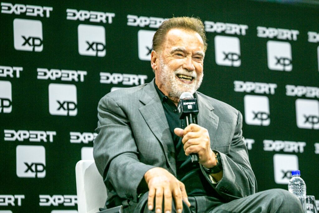 Schwarzenegger Encanta Público na Expert XP com Mensagens de União e Superação Imagem do artigo
