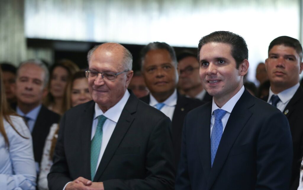 Hugo Motta e Alckmin Debatem Tarifas: Câmara Pronta Para Agir Imagem do artigo