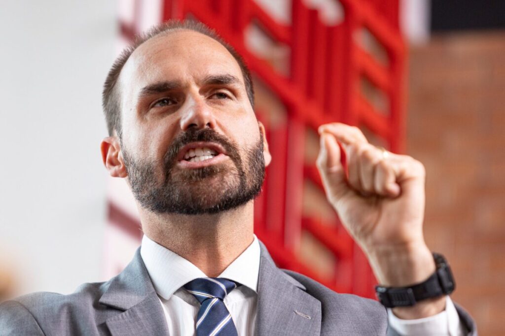 Motta Encaminha Pedidos de Cassação de Eduardo Bolsonaro ao Conselho de Ética Imagem do artigo