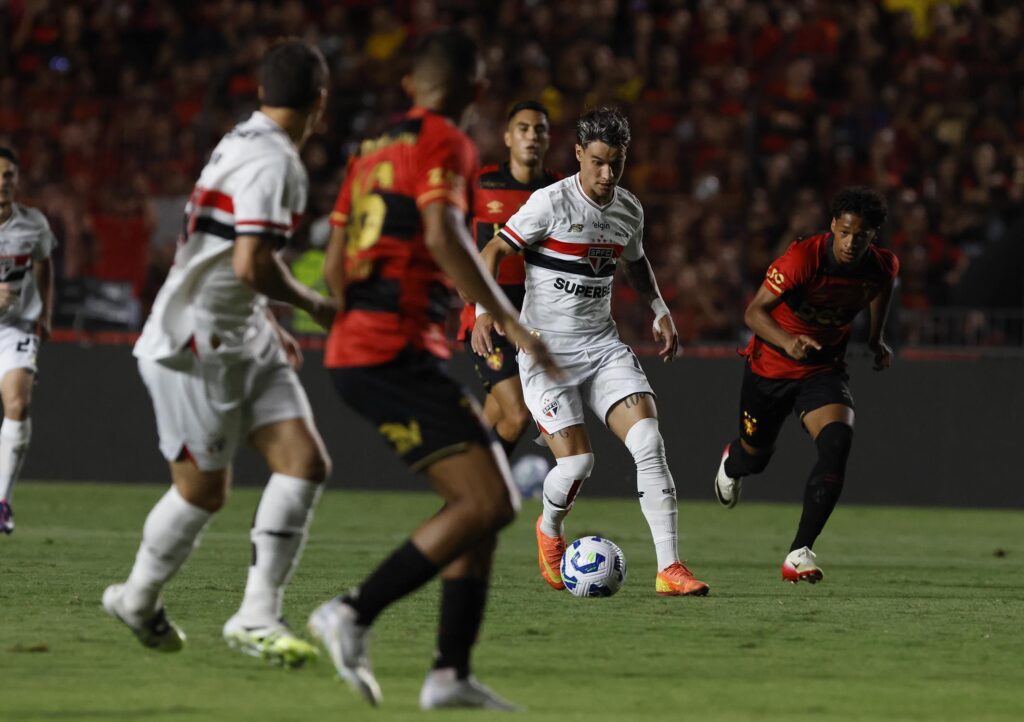 São Paulo Busca Empate Dramático no Final Contra o Sport na Ilha do Retiro Imagem do artigo