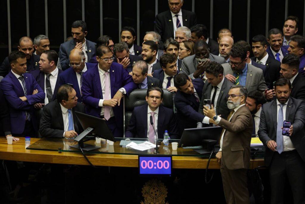 Câmara dos Deputados Avalia Ampliação do Prazo para Análise de Punições por Motim Imagem do artigo
