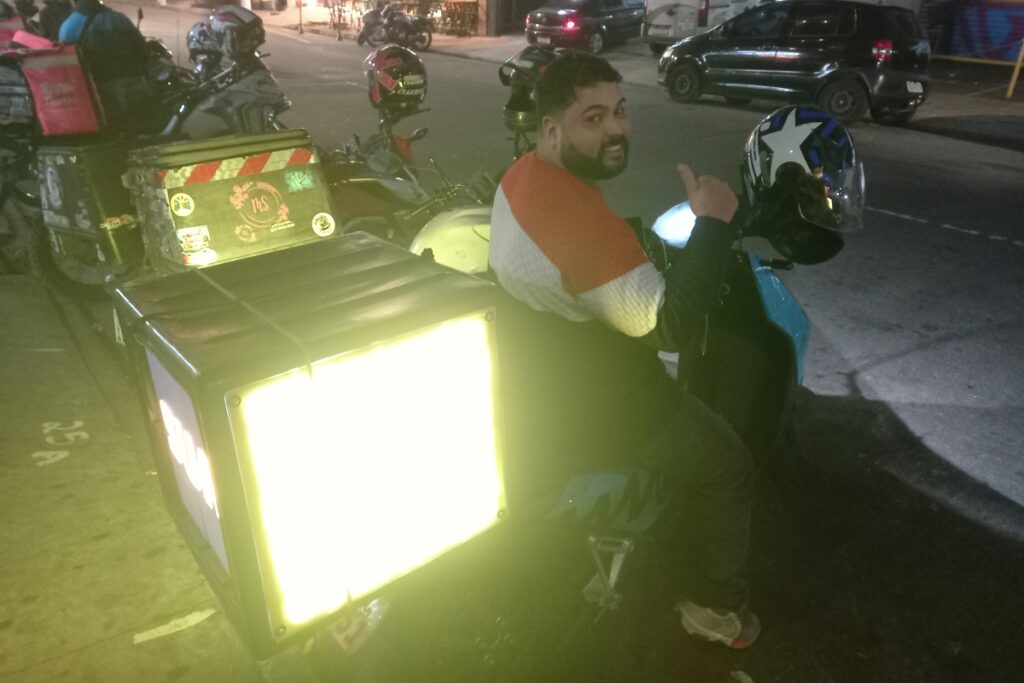 Motoboys de SP Transformam Motos em Outdoors Ambulantes com Painéis de LED Imagem do artigo