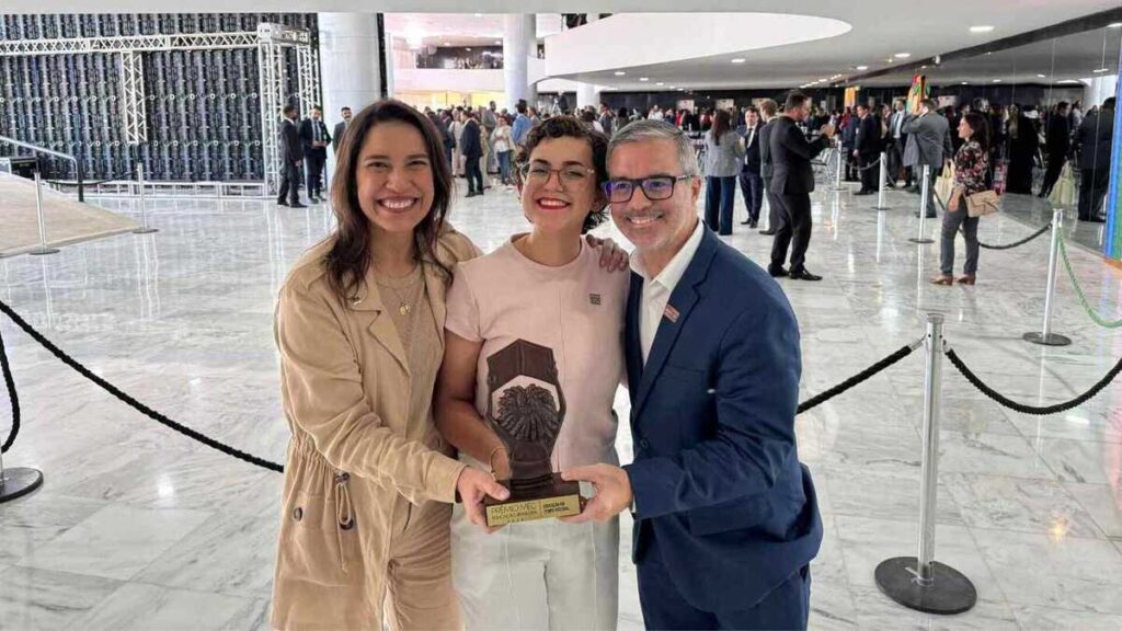 Pernambuco Brilha: Raquel Lyra Recebe Prêmios Nacionais em Educação Imagem do artigo