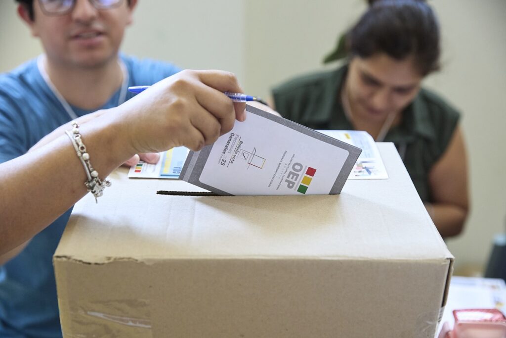 Candidatos da Direita Avançam para o Segundo Turno nas Eleições da Bolívia Imagem do artigo