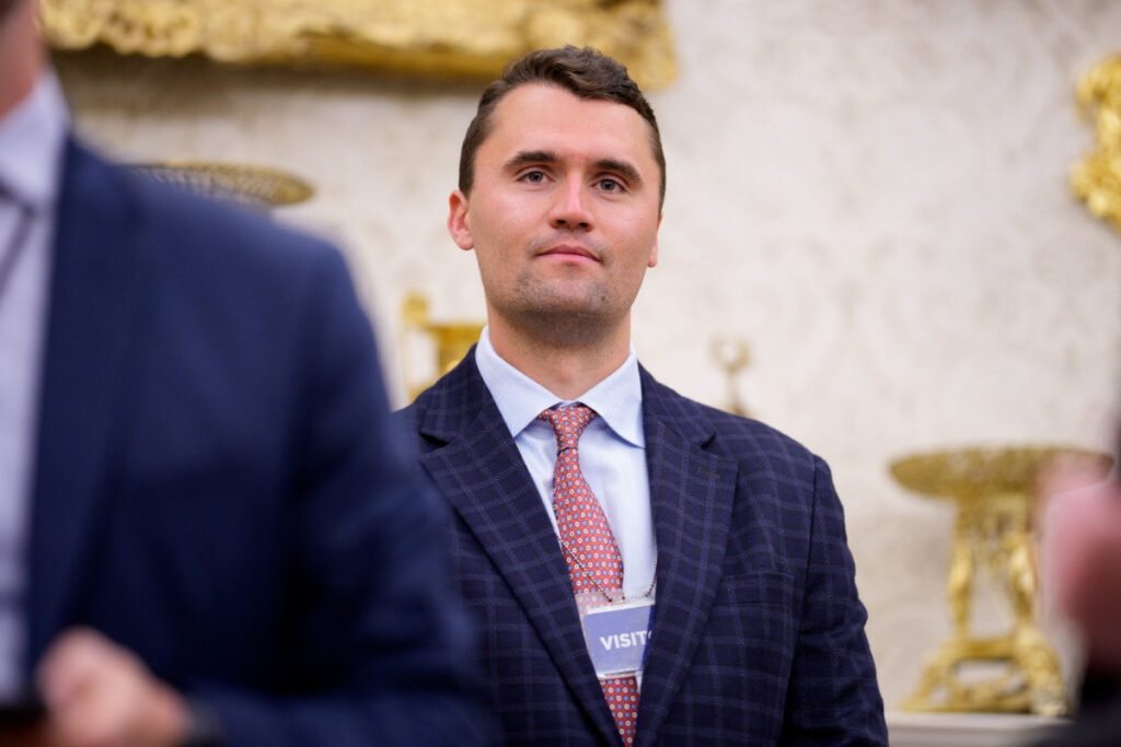 Mais de 100 mil pessoas homenageiam Charlie Kirk em emocionante funeral Imagem do artigo