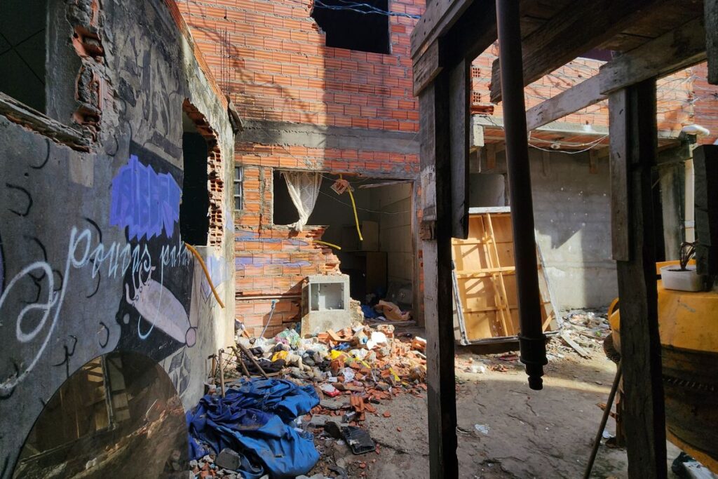 Com 60% das casas desocupadas, Moinho enfrenta entulho e escuridão Imagem do artigo