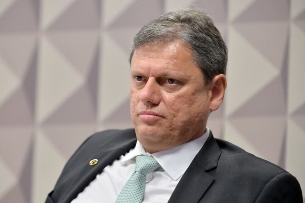 Tarcísio de Freitas em Reclusão: Não Comparecerá ao Velório do Ex-Delegado Ruy Ferraz Imagem do artigo
