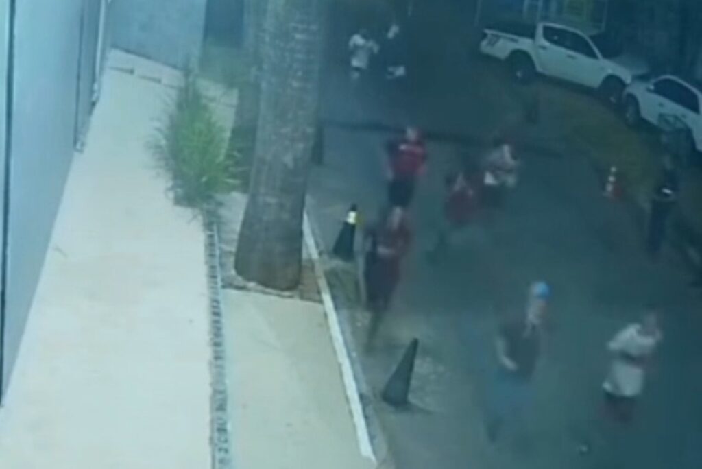 Fugida de Flamenguistas Após Ataque a Vascaíno em Ônibus Choca a Comunidade Imagem do artigo
