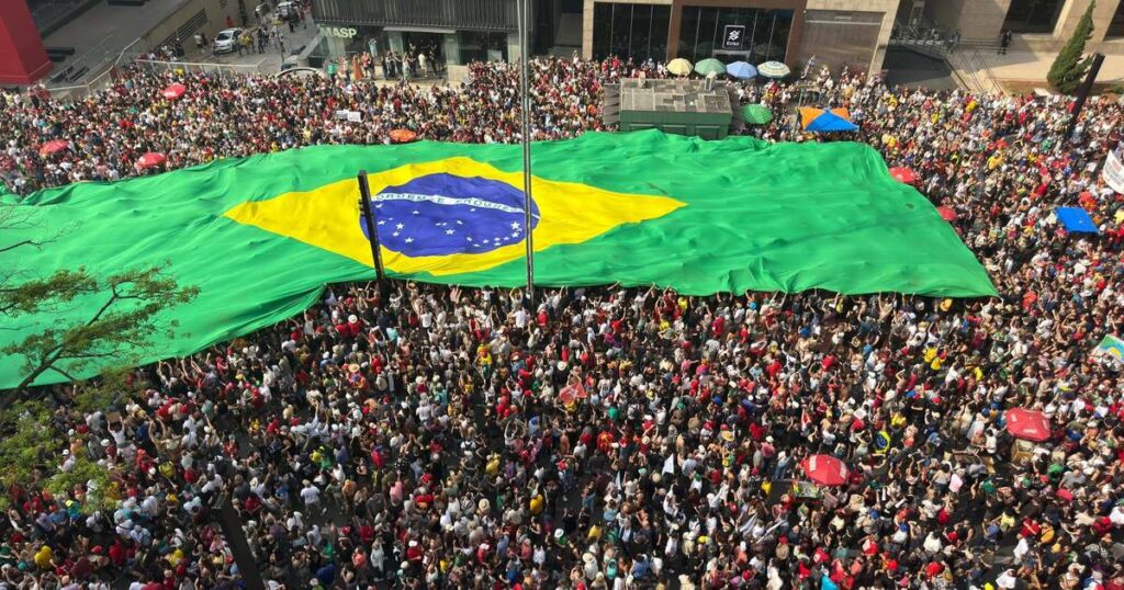 Manifestantes em SP Criticam PEC da Blindagem: ‘Imoral’ e um ‘Fracasso da Democracia’ Imagem do artigo