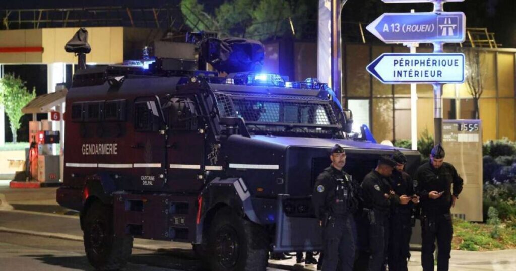 França Intensifica Segurança com 80 Mil Agentes e Drones em Protestos contra Austeridade Imagem do artigo