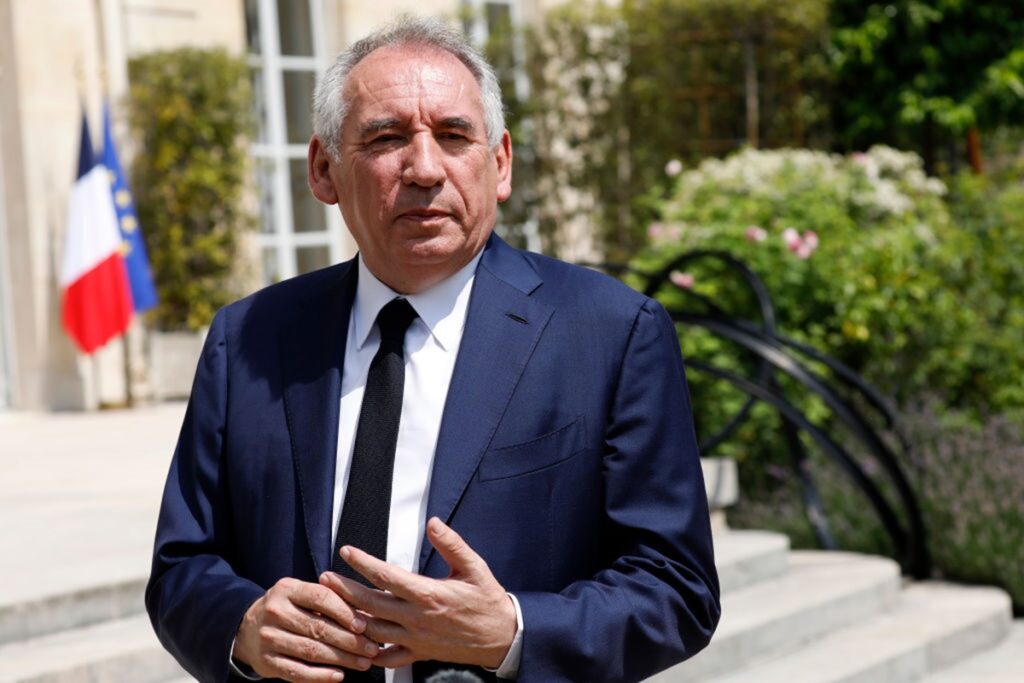 Parlamento Francês Decide pela Queda do Governo de François Bayrou Imagem do artigo