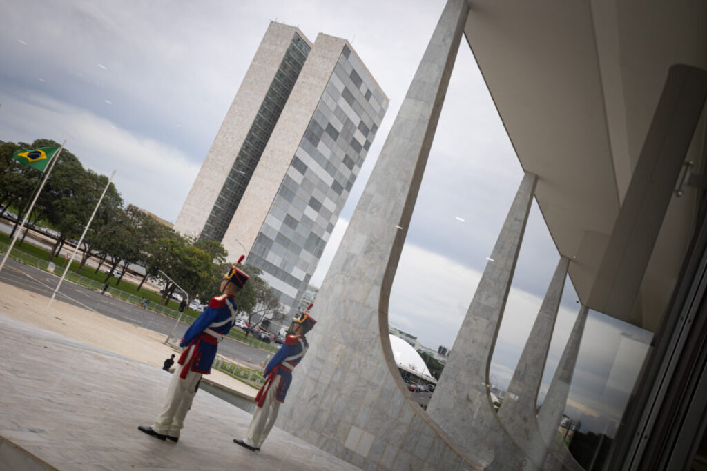 Empresário que Tentou Invadir o Palácio do Planalto Alega Ser Rei e Buscar Seu Trono Imagem do artigo