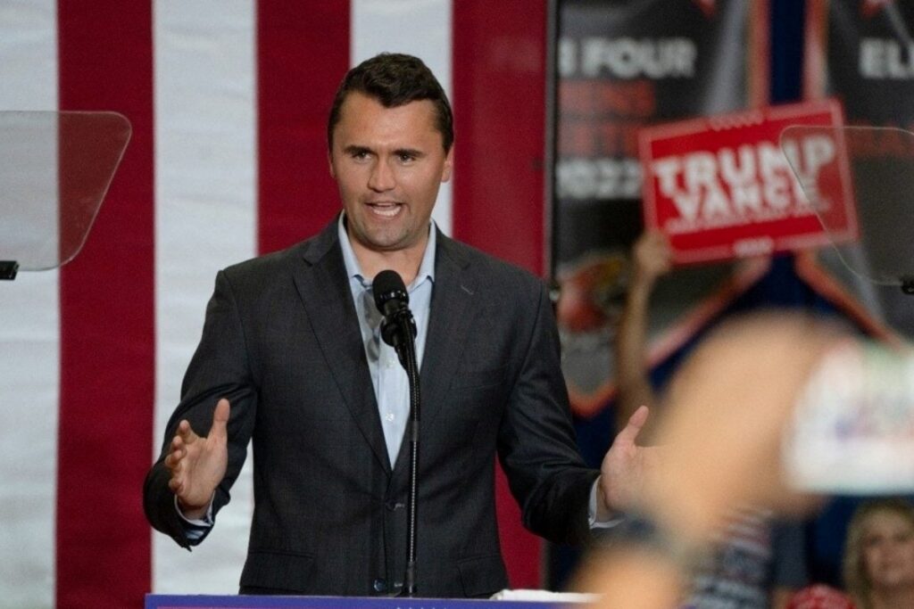 Câmara dos EUA Homenageia Charlie Kirk: Ativista Conservador e Aliado de Trump Imagem do artigo