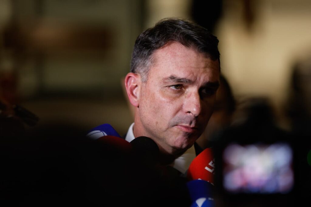 Flávio Bolsonaro Advocacia pela Prisão Domiciliar de Zambelli na Itália Imagem do artigo
