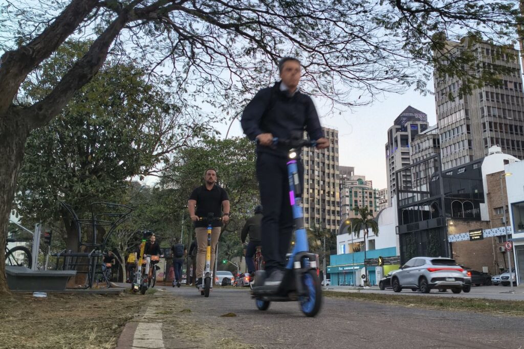 Patinetes se Tornam Fenômeno em São Paulo: De Passeios a Conflitos com a Lei Imagem do artigo