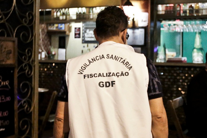 GDF Aumenta a Fiscalização em Estabelecimentos Após Suspeita de Intoxicação por Metanol Imagem do artigo