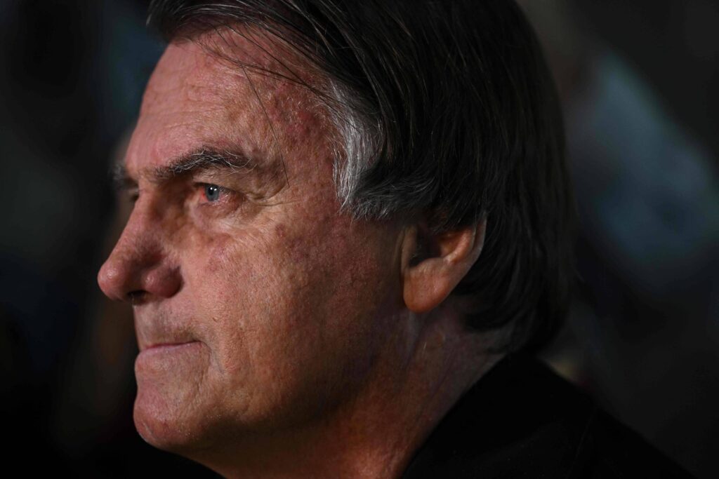 Bolsonaro Passa por Novo Procedimento Médicos para Controlar Soluços