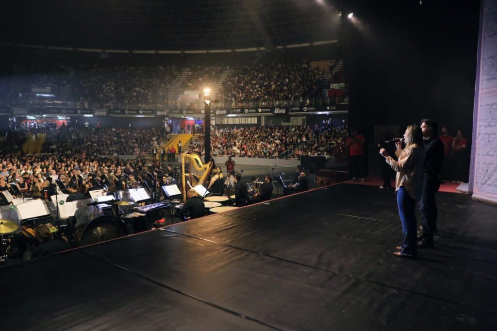 Desmentindo Fake News: Celina Leão é Ovacionada em Evento Cultural Desmentindo Fake News: Celina Leão é Ovacionada em Evento Cultural