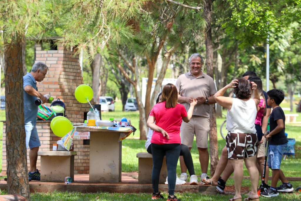 Domingo de Sol: Famílias Celebram Nas Novas Churrasqueiras do Parque da Cidade Domingo de Sol: Famílias Celebram Nas Novas Churrasqueiras do Parque da Cidade