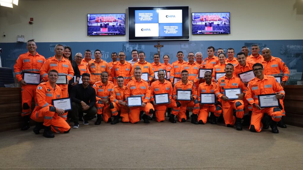Câmara Municipal Celebra Contribuições dos Bombeiros e da Educação em Pouso Alegre Imagem do artigo
