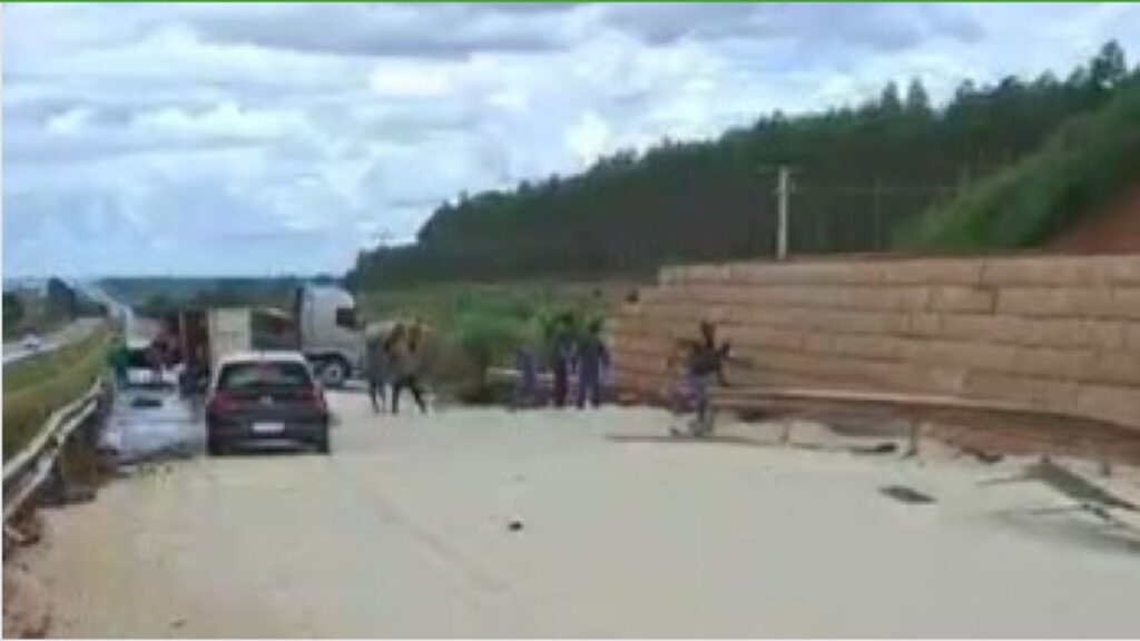 Caminhoneiro Tomba Carreta ao Desviar de Acidente com Dois Mortos na BR-163 Caminhoneiro Tomba Carreta ao Desviar de Acidente com Dois Mortos na BR-163
