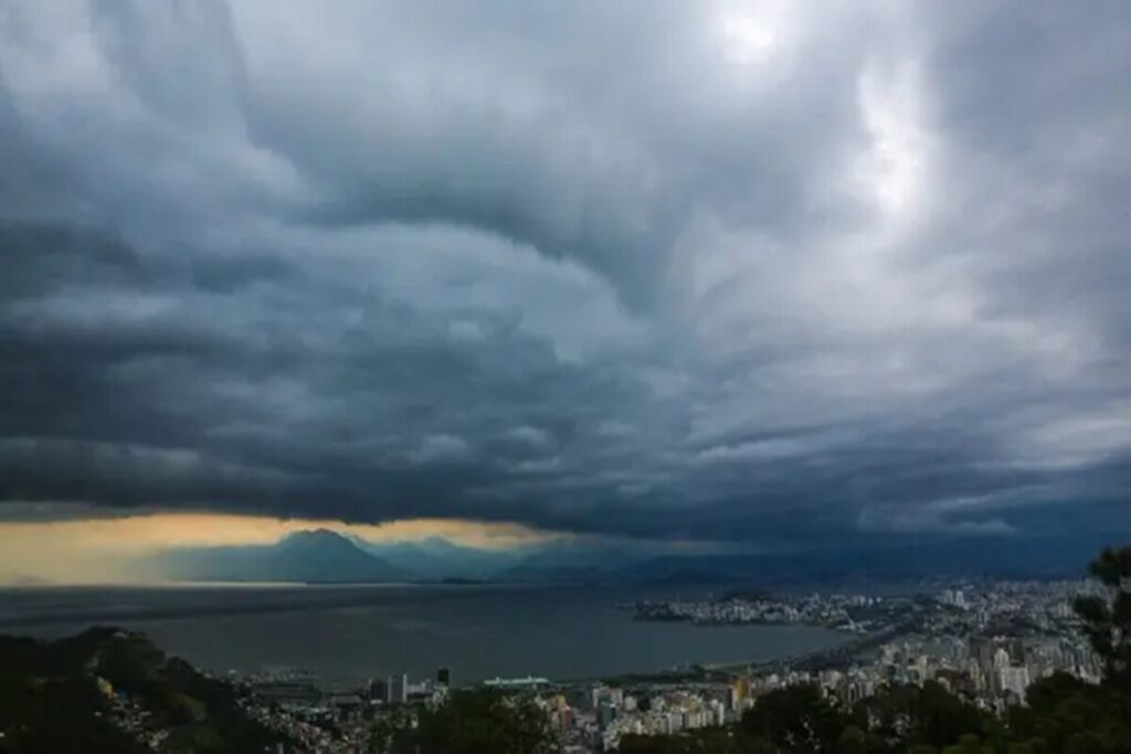 Ciclone Extratropical Alerta Vermelho em RS e SC: Preparativos Urgentes