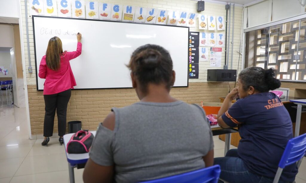 Educação de Jovens e Adultos: Inscrições Abertas até 16 de Janeiro Educação de Jovens e Adultos: Inscrições Abertas até 16 de Janeiro