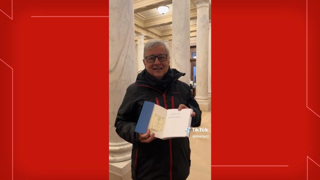 Emoção em Harvard: Professor da UnB Descobre Seu Livro em Biblioteca Famosa