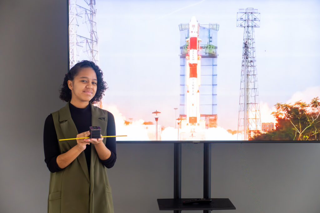 Estudantes da Rede Pública do DF Ingressam em Projeto de Satélite Brasileiro Estudantes da Rede Pública do DF Ingressam em Projeto de Satélite Brasileiro