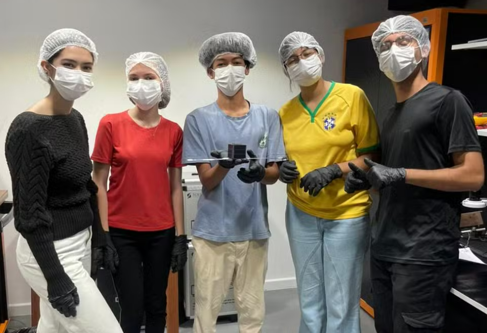 Estudantes do DF Desenvolvem Satélite para Lançamento na Índia em Excitante Missão Espacial Estudantes do DF Desenvolvem Satélite para Lançamento na Índia em Excitante Missão Espacial