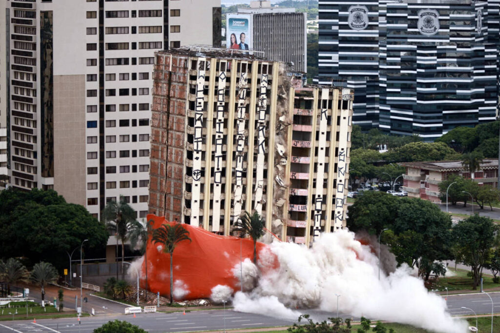 Implosão do Torre Palace Hotel: A demolição de um clássico em Brasília Implosão do Torre Palace Hotel: A demolição de um clássico em Brasília