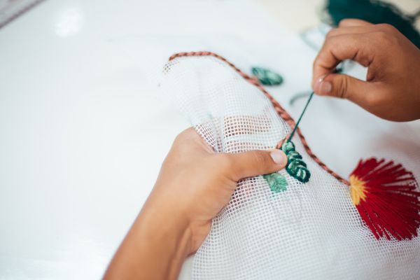 Minicursos Gratuitos de Bordado e Pintura no Ateliê do MAB: Um Convite à Criatividade nas Férias Minicursos Gratuitos de Bordado e Pintura no Ateliê do MAB: Um Convite à Criatividade nas Férias