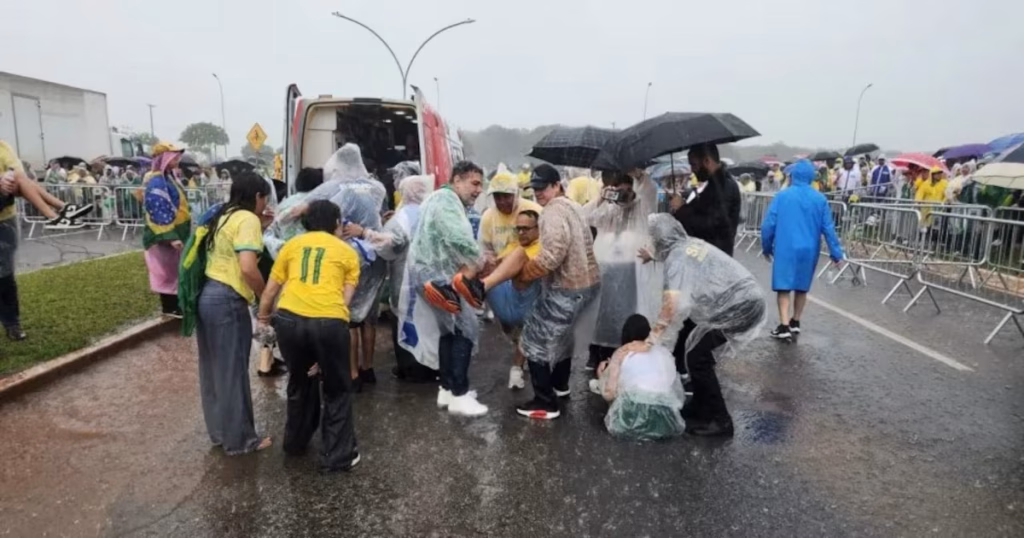 Mulher Hospitalizada Após Raio em Manifestação de Apoio a Bolsonaro