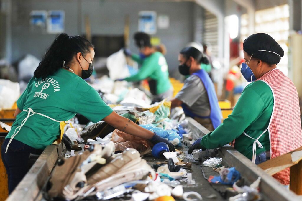Mutirão do GDF Oferece Cidadania e Serviços a Catadores de Materiais Recicláveis