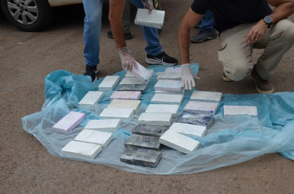 Polícia Federal Apreende 40 kg de Cocaína em Carro Funerário no DF Polícia Federal Apreende 40 kg de Cocaína em Carro Funerário no DF