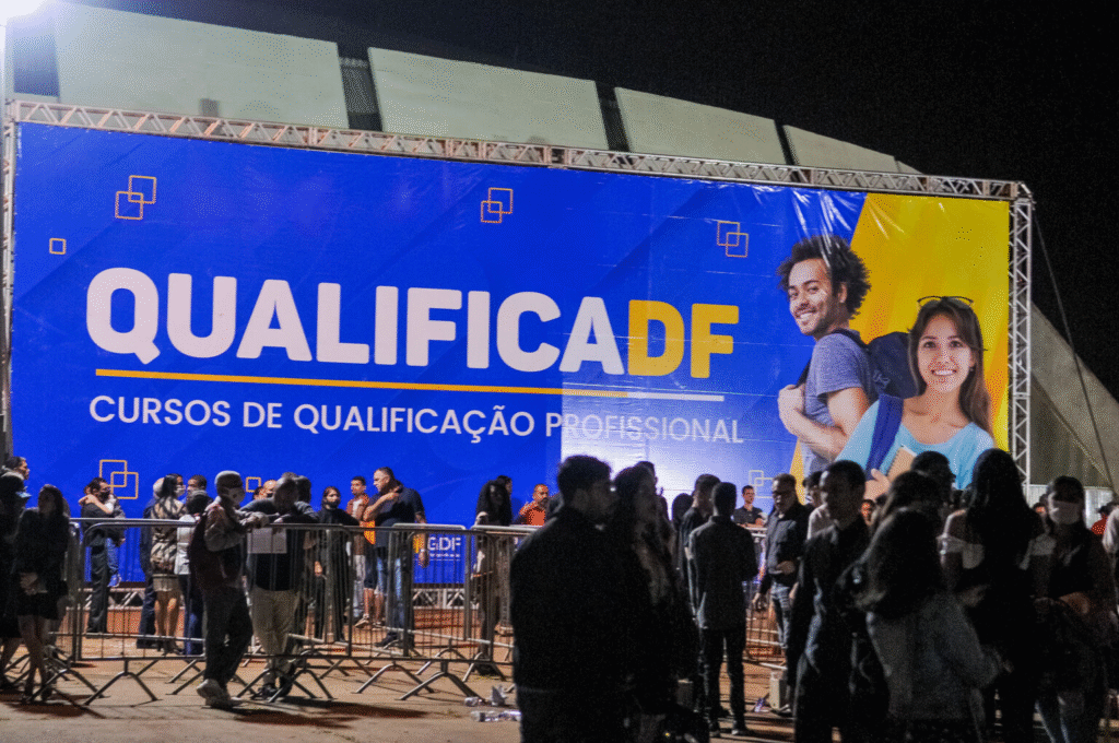 QualificaDF: 10 Mil Vagas em Cursos Gratuitos de Qualificação Profissional QualificaDF: 10 Mil Vagas em Cursos Gratuitos de Qualificação Profissional