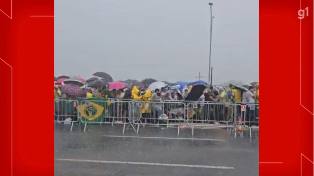 Raio Atinge Ato Pró-Bolsonaro em Brasília: Vídeo Registra o Momento
