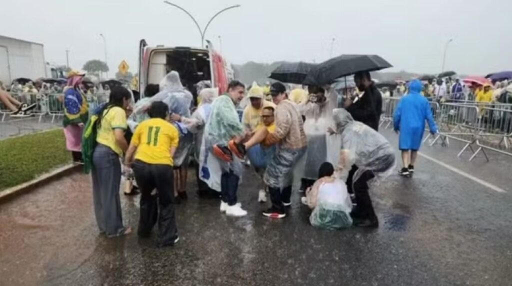 Raio atinge Brasília e deixa 30 feridos durante ato de apoiadores de Bolsonaro Raio atinge Brasília e deixa 30 feridos durante ato de apoiadores de Bolsonaro