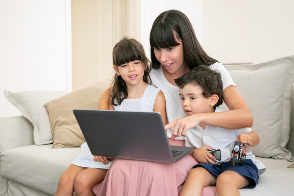 Assistentes Virtuais Transformam o Cuidado Infantil Com Tecnologia Inovadora