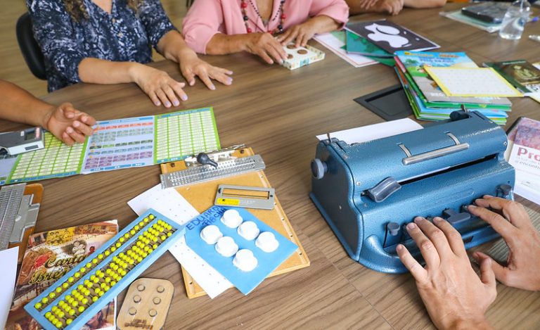 Comissão Discute Políticas de Educação Inclusiva para Estudantes com Deficiência Visual Comissão Discute Políticas de Educação Inclusiva para Estudantes com Deficiência Visual