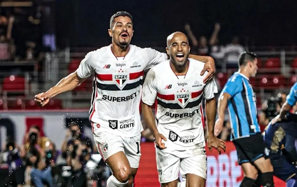 São Paulo vence Grêmio e assume liderança provisória do Brasileirão São Paulo vence Grêmio e assume liderança provisória do Brasileirão