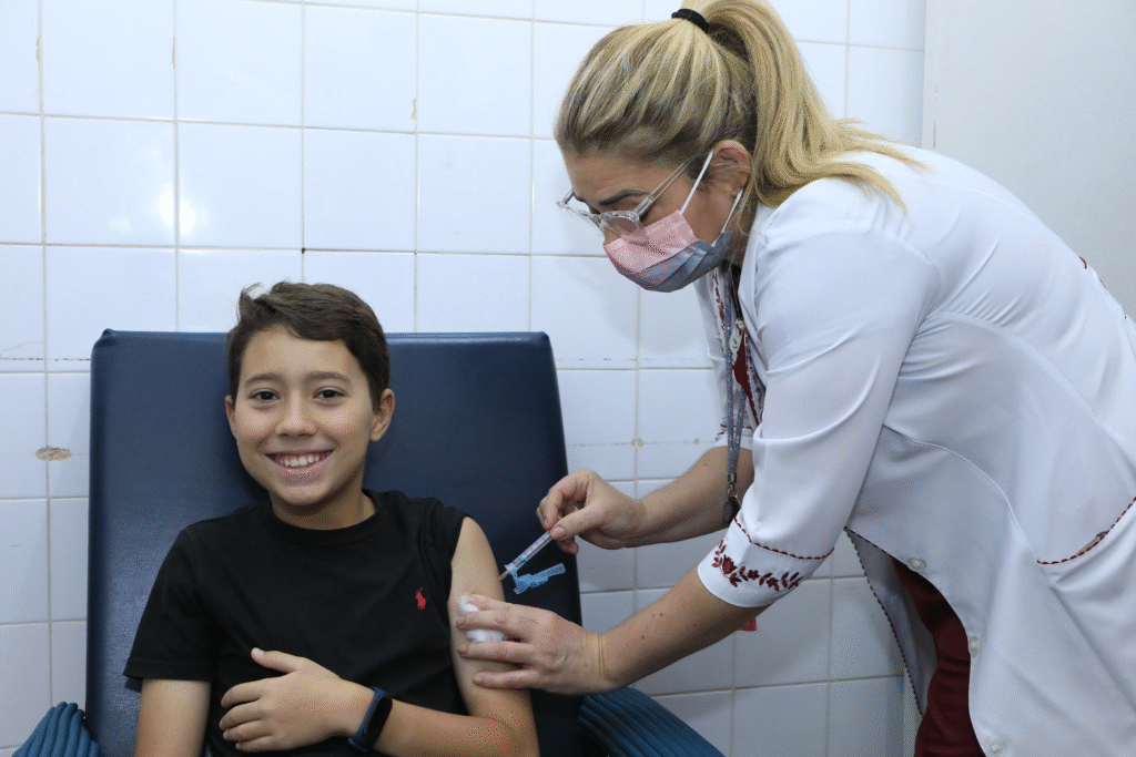 Vacinação contra a Dengue: Crianças e Adolescentes de 10 a 14 Anos Devem Ir às Unidades de Saúde Vacinação contra a Dengue: Crianças e Adolescentes de 10 a 14 Anos Devem Ir às Unidades de Saúde